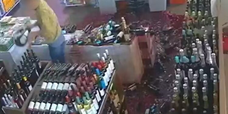Homem destrói garrafas de vinho em supermercado após cartão ser recusado e causa prejuízo de R$ 60 mil em São Paulo