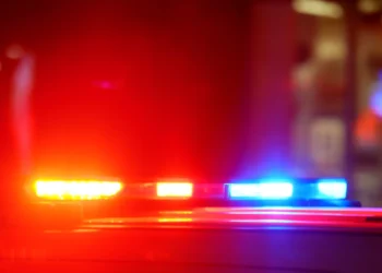 Mulher trans é presa por mutilar e cegar o padrasto alemão em apartamento no Amazonas