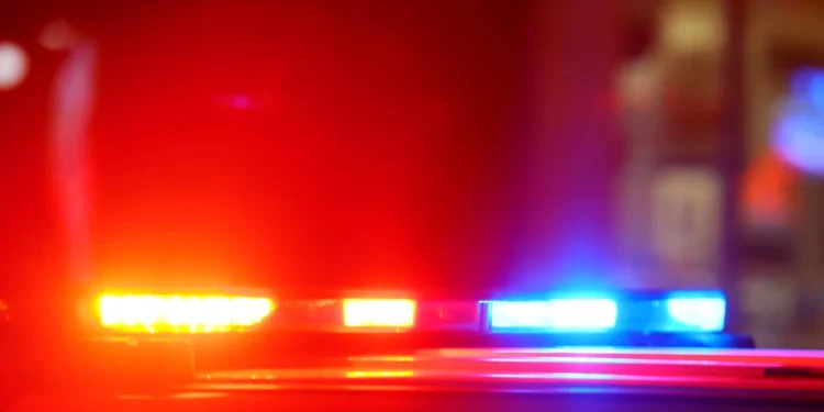 Mulher trans é presa por mutilar e cegar o padrasto alemão em apartamento no Amazonas
