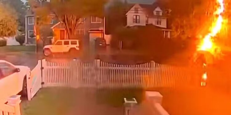 Homem é atingido por raio, levanta e caminha após descarga elétrica em Nova York