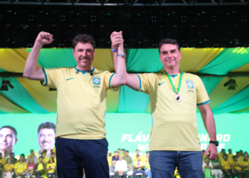 Flávio Bolsonaro e Wilder Morais realizam carreata no Jardim Goiás, em Goiânia, no domingo