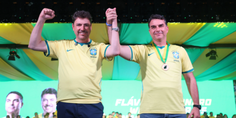 Flávio Bolsonaro e Wilder Morais realizam carreata no Jardim Goiás, em Goiânia, no domingo