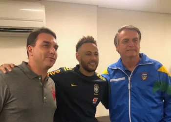 PF apreende mensagens que mostram cobranças de Flávio Bolsonaro e Neymar Pai a banqueiro