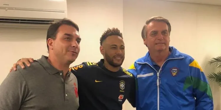 PF apreende mensagens que mostram cobranças de Flávio Bolsonaro e Neymar Pai a banqueiro
