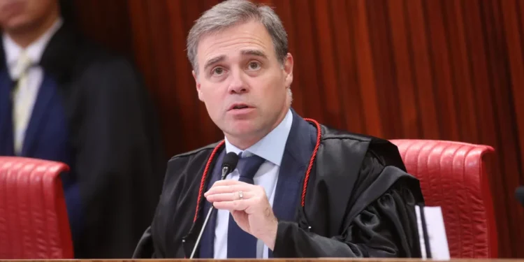 Mendonça atende Fachin e retira sigilo de pagamentos do Banco Master e de Daniel Vorcaro
