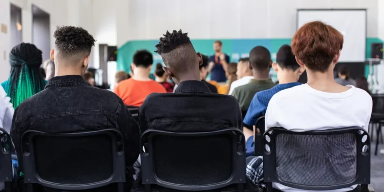 Brasil fica abaixo da média mundial e amarga 71º lugar em matemática no Pisa 2025 no Brasil