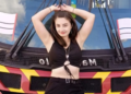 Mulher se casa simbolicamente com linha de ônibus, faz tatuagem e trabalha como faxineira para ficar perto do veículo