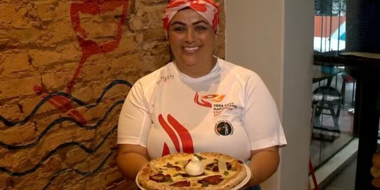 Pizzaiola brasileira vence prêmio de pizza mais criativa do mundo em competição na Itália