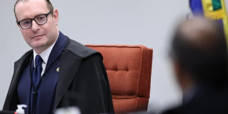 Zanin dá cinco dias para TSE explicar anulação de votos que garantiu vitória a Douglas Ruas no RJ