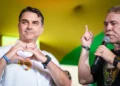 Flávio Bolsonaro viaja para os EUA após descumprir prazo do STF para entrega de passaporte