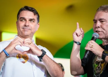 Flávio Bolsonaro viaja para os EUA após descumprir prazo do STF para entrega de passaporte