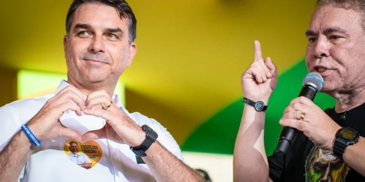 Flávio Bolsonaro viaja para os EUA após descumprir prazo do STF para entrega de passaporte