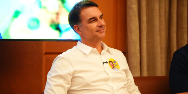 Flávio Bolsonaro cancela presença no debate da Band e deixa em aberto participação na TV Globo