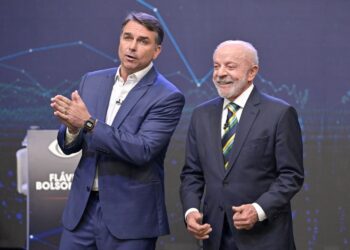 Lula e Flávio Bolsonaro assinam acordo no TSE para liberação mútua de sigilos bancário e telefônico