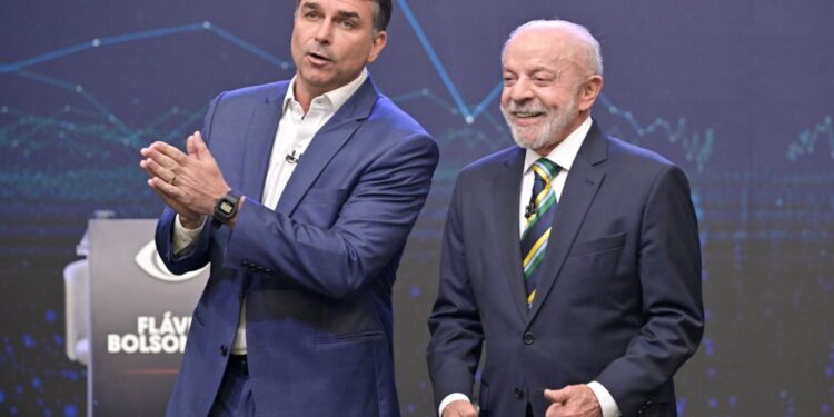 Lula e Flávio Bolsonaro assinam acordo no TSE para liberação mútua de sigilos bancário e telefônico