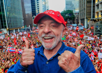Lula é reeleito presidente do Brasil após virada inédita sobre Flávio Bolsonaro no 2º turno