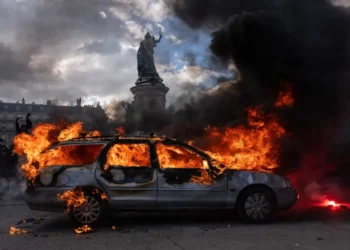 Museu do Louvre fecha em Paris após onda de protestos contra o custo de vida e corte de gastos