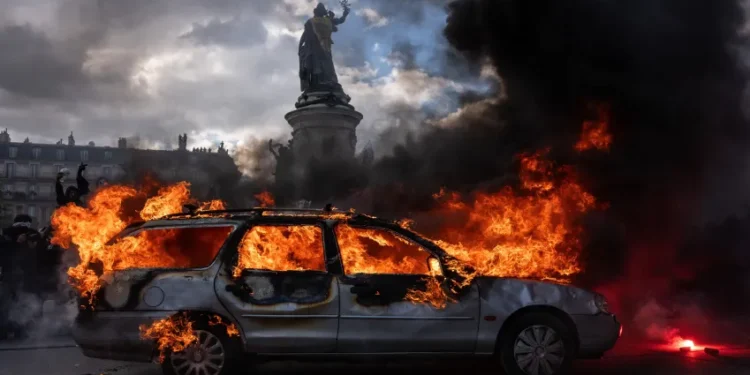 Museu do Louvre fecha em Paris após onda de protestos contra o custo de vida e corte de gastos