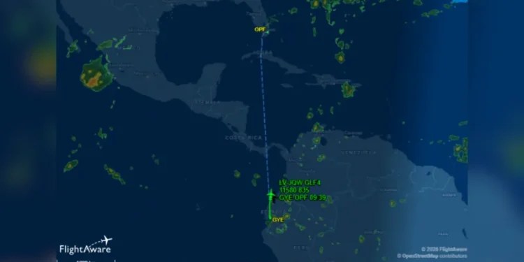 Avião que transporta Flávio Bolsonaro faz escala no Equador e segue rumo a Miami após travessia por fronteira terrestre
