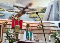 Padre morre atingido por cruz durante missa transmitida ao vivo no Equador após falar sobre a brevidade da vida