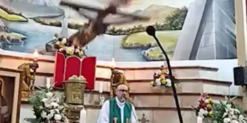 Padre morre atingido por cruz durante missa transmitida ao vivo no Equador após falar sobre a brevidade da vida