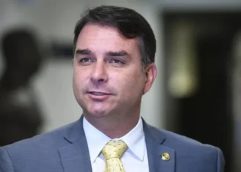Flávio Bolsonaro defende uso de maioria no Congresso para alterar a Constituição em ato político