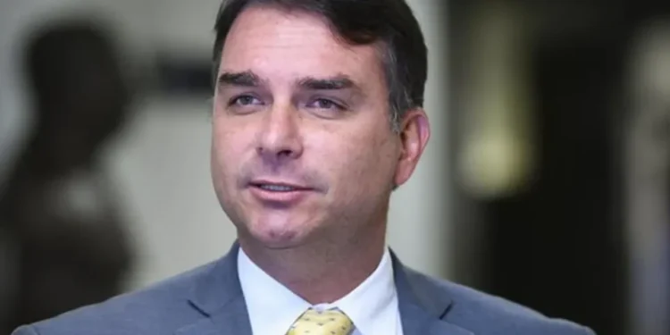 Flávio Bolsonaro defende uso de maioria no Congresso para alterar a Constituição em ato político