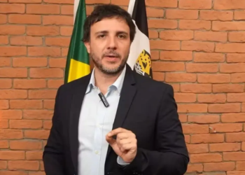 Renan Santos desiste de recurso no STF e organiza protesto na porta da Globo durante debate presidencial