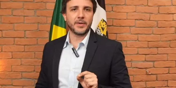 Renan Santos desiste de recurso no STF e organiza protesto na porta da Globo durante debate presidencial