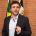 Renan Santos desiste de recurso no STF e organiza protesto na porta da Globo durante debate presidencial