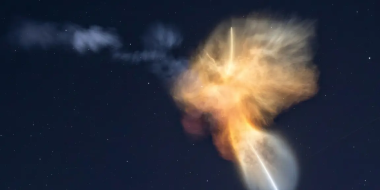 Foguete da SpaceX cria ‘água-viva espacial’ e ilumina o céu com show de cores na Flórida