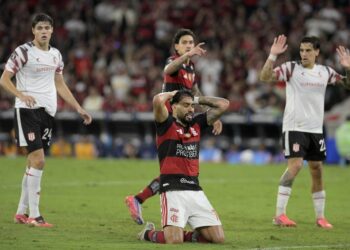 Flamengo é eliminado nos pênaltis pelo Estudiantes após noite heroica de Muslera no Maracanã