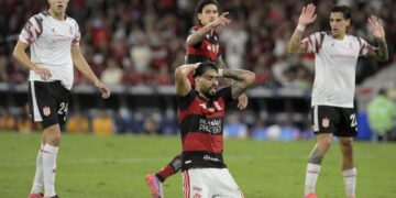 Flamengo é eliminado nos pênaltis pelo Estudiantes após noite heroica de Muslera no Maracanã