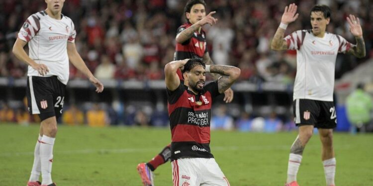 Flamengo é eliminado nos pênaltis pelo Estudiantes após noite heroica de Muslera no Maracanã
