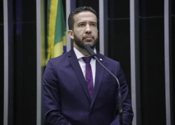 André Janones é internado em UTI em São Paulo após sofrer arritmia cardíaca grave no pós-debate