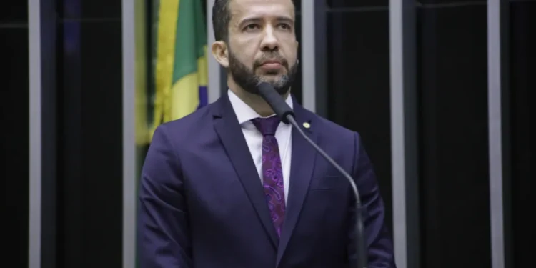 André Janones é internado em UTI em São Paulo após sofrer arritmia cardíaca grave no pós-debate