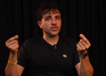 Renan Santos rejeita segundo turno entre Flávio Bolsonaro e Lula e dispara: “Não voto em bandido”