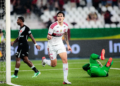 Flamengo goleia o Vasco e isola-se na liderança; Cruzeiro ganha clássico e Grêmio deixa a degola
