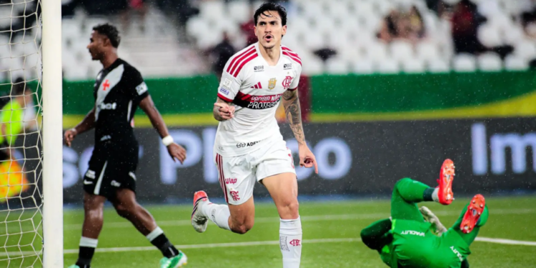 Flamengo goleia o Vasco e isola-se na liderança; Cruzeiro ganha clássico e Grêmio deixa a degola